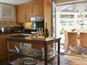 A kitchen or kitchenette at Green Grove 