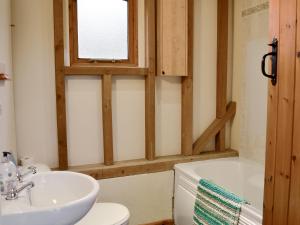 A bathroom at Rushfields Barn 