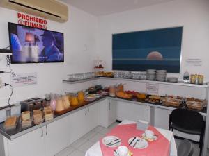 um quarto com um buffet com uma mesa com comida em Bonne Etoile em Punta del Este