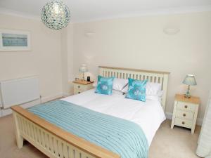 A bed or beds in a room at Harbour Mews 