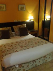 1 dormitorio con 1 cama grande en una habitación en Aeropuerto Madrid Torre Hogar Premium, en Torrejón de Ardoz