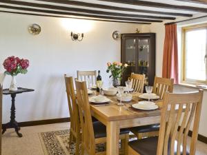 A restaurant or other place to eat at Old Post Office Cottage 