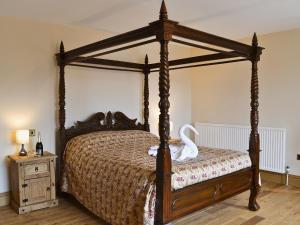 A bed or beds in a room at The Farmhouse 
