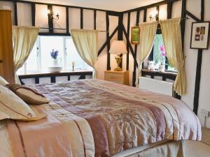 A bed or beds in a room at Beechurst Cottage 