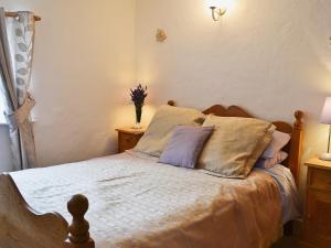 A bed or beds in a room at Beechurst Cottage 