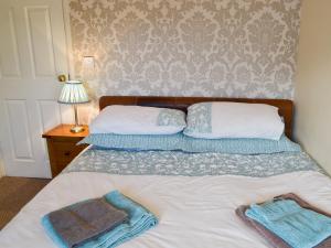 A bed or beds in a room at Claremont House - Suite 5 