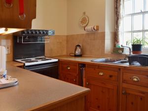 A kitchen or kitchenette at The Old Cart-Shed 