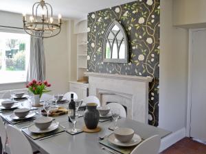 A restaurant or other place to eat at Church View 