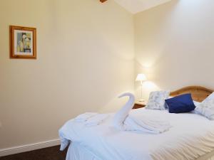 A bed or beds in a room at Puffin Cottage 