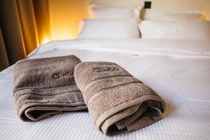 two towels sitting on top of a bed at Charlie's Bed & Breakfast in Antwerp