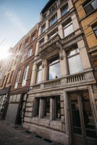 um edifício antigo na esquina de uma rua em Charlie's Bed & Breakfast em Antuérpia