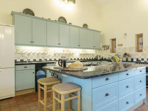 A kitchen or kitchenette at Meadow Barn 