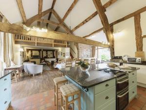 A kitchen or kitchenette at Meadow Barn 