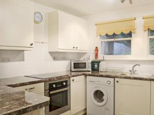 A kitchen or kitchenette at Millnain Cottage 