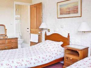 A bed or beds in a room at Squealers 