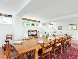 A restaurant or other place to eat at Stockbatch Granary 