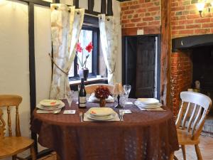 A restaurant or other place to eat at Beechurst Cottage 