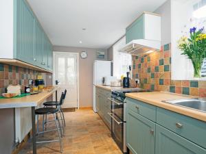 A kitchen or kitchenette at The Old Granary 