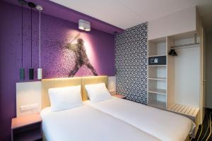 Postel nebo postele na pokoji v ubytování ibis Styles Haarlem City