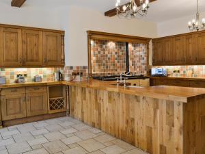 A kitchen or kitchenette at The Farmhouse 