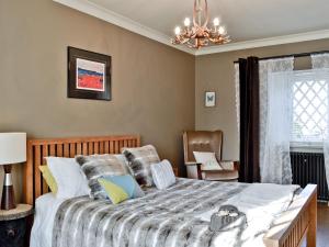 A bed or beds in a room at Cresecent Cottage 