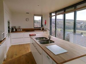 A kitchen or kitchenette at Sea Loch View 