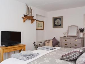 A bed or beds in a room at Walkers Neuk 