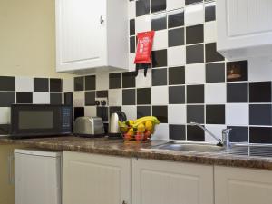 A kitchen or kitchenette at Claremont House - Suite 5 