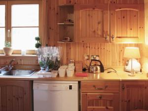 A kitchen or kitchenette at The Hunting Lodge 