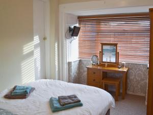 A bed or beds in a room at Claremont House - Suite 5 