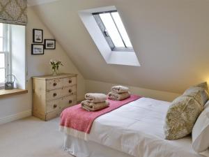 A bed or beds in a room at The Arns Cottage 