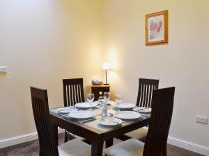 A restaurant or other place to eat at Gannet Cottage 