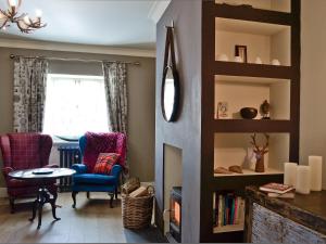 A seating area at Cresecent Cottage 