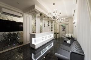 - un salon avec un canapé et un lustre dans l'établissement Boutique-hotel Stolica, à Krasnodar