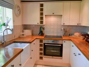 A kitchen or kitchenette at Stable Cottage 
