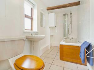 A bathroom at Chessons Oast 