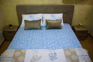 コトルにあるApartman Dijanaのベッド(青と白のシーツ、枕付)