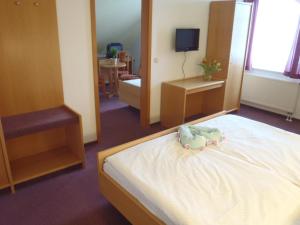A bed or beds in a room at Hotel Wutzler