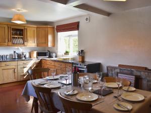 A restaurant or other place to eat at Hall Farm 