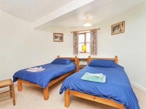 A bed or beds in a room at Chessons Oast 