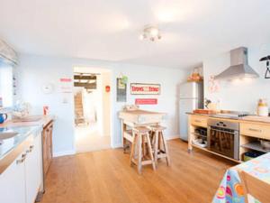 A kitchen or kitchenette at Corner House 