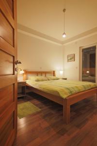 1 dormitorio con cama, escritorio y ventana en Apartments Elena, en Ohrid
