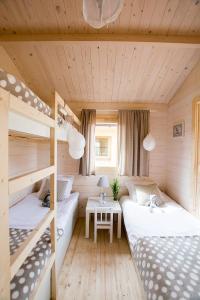 Zimmer mit 2 Etagenbetten und einem Tisch in der Unterkunft Bingo in Ustka