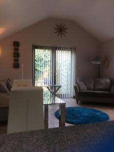 ein Wohnzimmer mit einem Sofa und einem Tisch in der Unterkunft The Mendip is on cheddar bridge Apartments in Cheddar