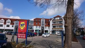 ナウムブルクにあるFerienwohnung mit Domblickの建物横の駐車場