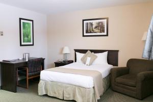 Postel nebo postele na pokoji v ubytování Victoria Inn Flin Flon