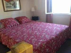 グリモーにあるRomance in Port Grimaudのベッドルーム1室(赤いベッドカバー付)