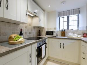 A kitchen or kitchenette at Vine House