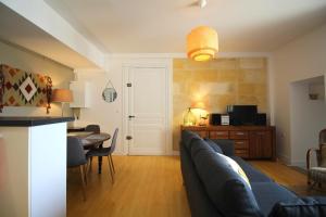 uma sala de estar com um sofá e uma sala de jantar em Appart 2 chambres - Le Quai des Chartrons em Bordeaux