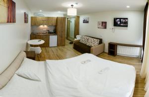 sala de estar con cama y cocina en Apartment 528 Orbi Palace, en Bakuriani